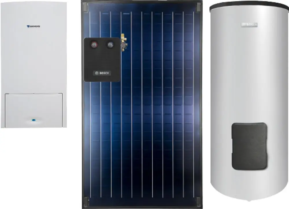 Kombination aus einem weißen Heizgerät, einem blauen Solarpanel mit der Marke Bosch und einem Speichertank in silberner Farbe, angeordnet in einem kompakten Setup.